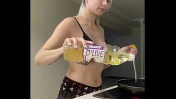 Putar Wanita cantik memasak makan malam untukmu dan kemudian menunjukkan tubuhnya