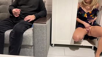Abspielen Stiefmutter spioniert Stiefsohn aus, der Pornos anschaut und ihn wichst und fickt