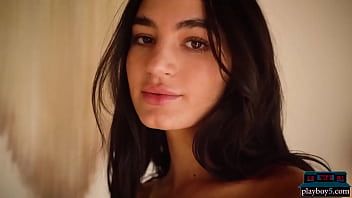 Reproducir Playboy5.com - petite latina model beauty sarah mollica se desnuda en casa para playboy