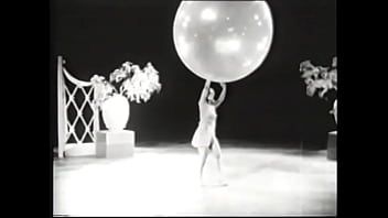 Reproduzir Gata vintage no palco com adereços fazendo uma rotina de strip