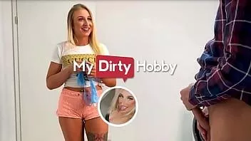 Putar (taiga laloca) terkejut ketika dia melihat ayah tirinya meniduri celana dalamnya tetapi tidak dapat menahan kontol besarnya - hobi kotor saya