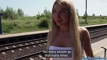Putar Babe4cash pov publik dipaku di luar ruangan di stasiun kereta api