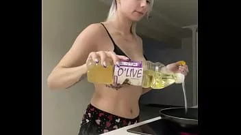 Putar Wanita cantik memasak makan malam untukmu dan kemudian menunjukkan tubuhnya