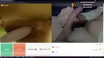 Abspielen Schlampe in grünen Shorts fickte ihre Muschi mit einem Kamm im Videochat