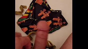 Reproducir Diminuto bikini encontrado en la playa se trabaja y se corre