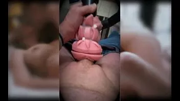 চালান ভ্যাকুয়াম ক্লিনার দিয়ে ফ্লেশলাইট হস্তমৈথুন