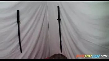 Reproducir Ninja lesbiana se sale con la suya con una pata