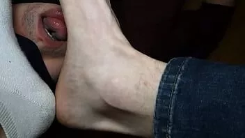 Jouer Barefeet1986 se fait sucer les pieds par un esclave