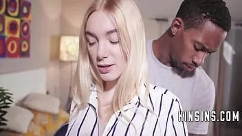 play Un frère jaloux protège sa soeur avec sa bite