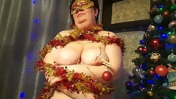 Jouer BBW coquine habillée comme un sapin de Noël avec des guirlandes et baisée dans la bouche, bonne année !