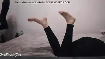 চালান সে তার পা নিয়ে খেলছে - মাইলি ধূসর