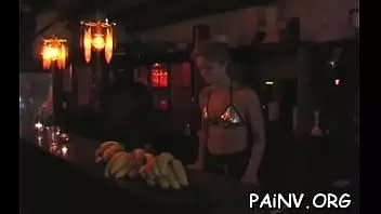 تشغيل كتكوت رائع يحصل على المنشعب لعق