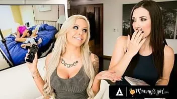 تشغيل Mommysgirl مفلس جبهة مورو nina elle تمارس الجنس عاطفيًا مع ابنة ربيبة بعد اكتشافها الإباحية
