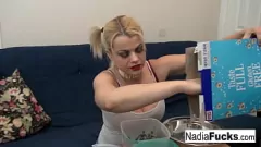播放 纳迪亚·怀特 (Nadia White) 的独奏自慰与硬核麦片盛宴