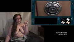 Jouer Naked Gamer Girl : Une BBW brune avec des tatouages ​​et de gros seins joue à la tour, partie 1
