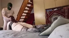 Reproduzir Big Assed Subwhore engole porra após intenso Deepthroat e Gangbang