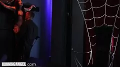 Jouer Joanna Angel prend la vie à rude épreuve dans du porno anal et facial