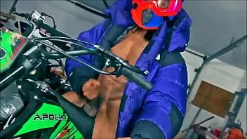 تشغيل رجل أسود ينتزع مع صنم سترته المنتفخة