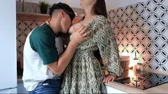 play Большим ареолам и идеальной заднице чувственной жены поклоняются на кухне