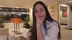 Reproducir Nena rubia y latina europea en la habitación arriesgada de la habitación del hotel