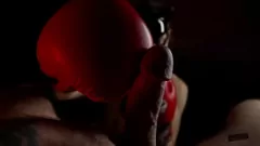 Riproduci La padrona punisce sottomessa con un forte guanto da boxe dick mentre fa jizz