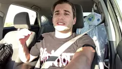 Играть Веселая попытка Нэйтана Бронсона сдержаться во время напряженной порносцены – история, которую обязательно нужно посмотреть