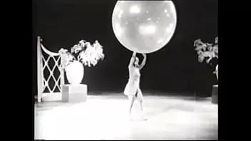 Afspelen Vintage babe op het podium met rekwisieten die striproutine doet