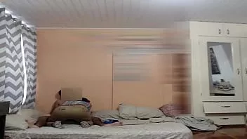 Redare Cam spion - prietena se ascunde în dulap în timp ce un tip vine să-mi suge pula și să-mi mănânce fundul