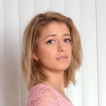 قناة Izzy Bell